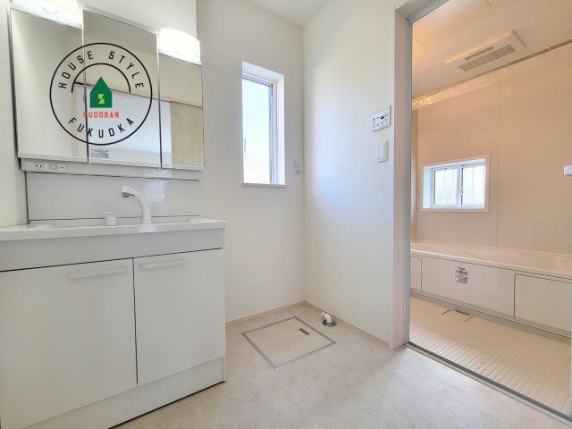 福岡市東区香住ケ丘5丁目第1-6棟（C号棟）の内観：施工例|ゆとりの洗面スペースで朝の身支度もスムーズに。暮らしを快適に変えるシャワー付洗面台です！