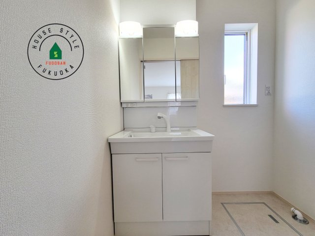 福岡市東区香住ケ丘5丁目第1-6棟（C号棟）の内観：施工例|毎日使うものだから清潔な空間を保ちたい水回り。洗面にはそんな願いを解消させてくれる収納アイデアが満載です。三面鏡の裏側にはキャビネットが現れ小物から背の高い物まで収納できます。