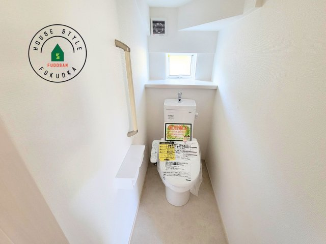 福岡市東区香住ケ丘5丁目第1-6棟（C号棟）の内観：施工例|温水洗浄便座を完備しております。2ヶ所にトイレがあるのは朝の慌ただしい時間も安心です。