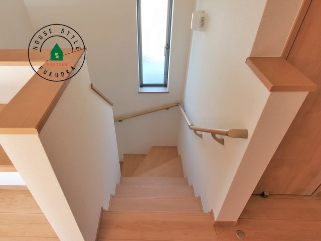 福岡市東区香住ケ丘5丁目第1-6棟（C号棟）の内観：施工例|＜手すり付階段＞手すりがないと階段の昇り降りで危険なことはもちろん、壁に手をつきながら歩くことで壁紙が汚れやすくなります。すべての方に快適に昇り降りしていただくため、手すりを設置しました。