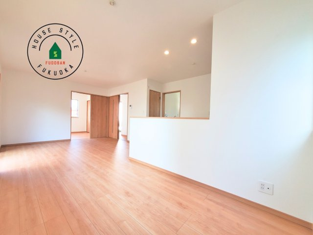 福岡市東区香住ケ丘5丁目第1-6棟（C号棟）の内観：施工例|キッチンからリビングをしっかり確認できます。家族の笑顔があふれる空間になりそうですね。同社