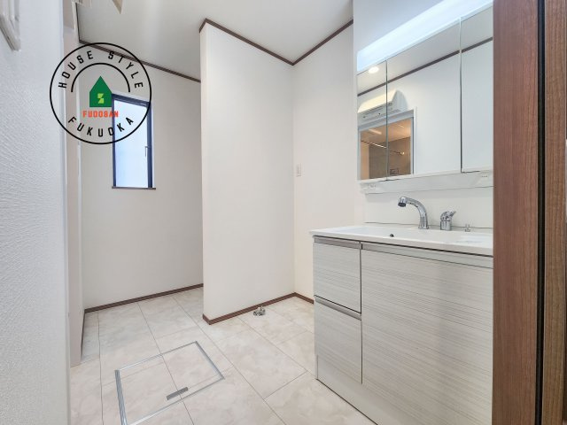 福岡市東区香住ケ丘5丁目第1-6棟（D号棟）の内観：施工例|ゆとりの洗面スペースで朝の身支度もスムーズに。暮らしを快適に変えるシャワー付洗面台です！