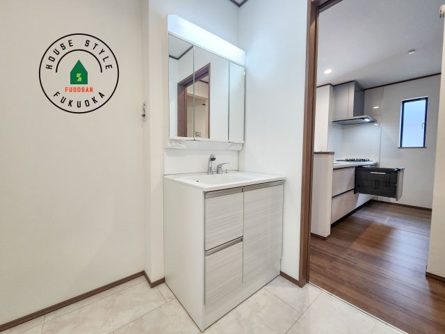 福岡市東区香住ケ丘5丁目第1-6棟（D号棟）の内観：施工例|毎日使うものだから清潔な空間を保ちたい水回り。洗面にはそんな願いを解消させてくれる収納アイデアが満載です。三面鏡の裏側にはキャビネットが現れ小物から背の高い物まで収納できます。