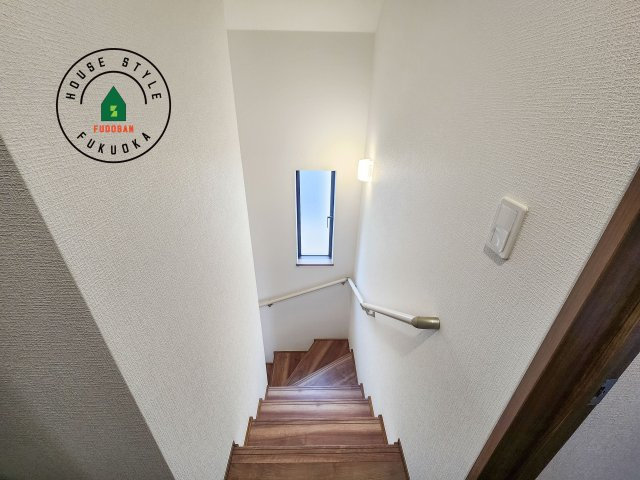 福岡市東区香住ケ丘5丁目第1-6棟（D号棟）の内観：施工例|＜手すり付階段＞手すりがないと階段の昇り降りで危険なことはもちろん、壁に手をつきながら歩くことで壁紙が汚れやすくなります。すべての方に快適に昇り降りしていただくため、手すりを設置しました。