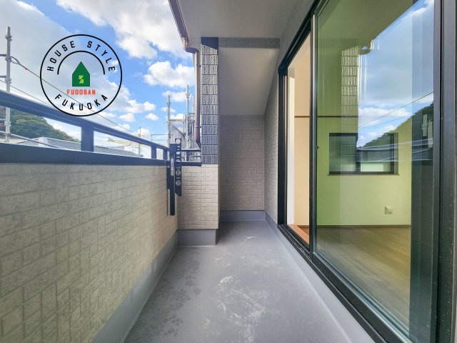 福岡市東区香住ケ丘5丁目第1-6棟（D号棟）の外観：施工例|風をしっかりと感じられるバルコニーでは、毎日が洗濯日和です。広々としているので洗濯も楽しくなるでしょうし、気分転換にバルコニーからの眺めを楽しむのもいいでしょう。