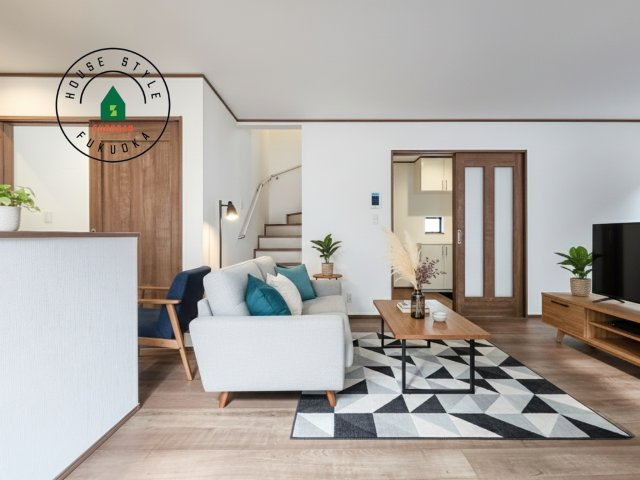 福岡市東区香住ケ丘5丁目第1-6棟（D号棟）の内観：施工例|明るく開放的なリビングダイニングは豊かな陽光が注ぎ込み、やすらぎの空間を演出してくれます。ご家族で楽しいひとときをお過ごし下さい。※家具はCGを合成したものです。