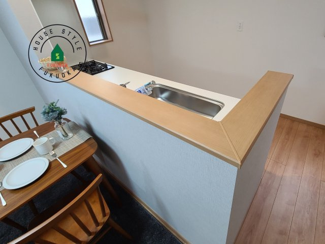 福岡市東区香住ケ丘5丁目第1-6棟（D号棟）の内観：施工例|キッチンから立ち込める香りが今日の料理を期待させます。