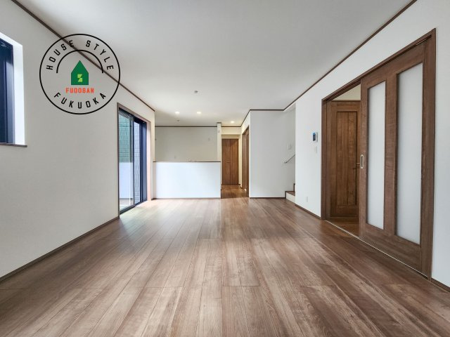 福岡市東区香住ケ丘5丁目第1-6棟（D号棟）の内観：施工例|キッチンからリビングをしっかり確認できます。家族の笑顔があふれる空間になりそうですね。同社