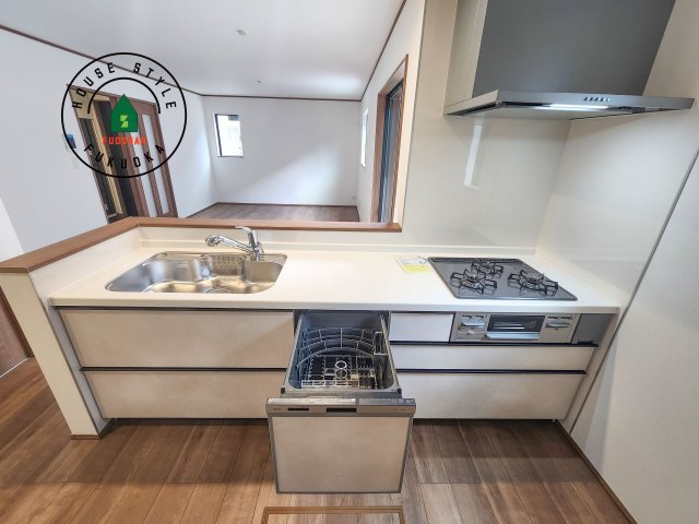 福岡市東区香住ケ丘5丁目第1-6棟（D号棟）の内観：施工例|ご家族を近くに感じられる対面キッチンのLDK。会話もはずみそうですね。