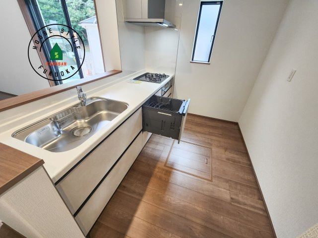 福岡市東区香住ケ丘5丁目第1-6棟（D号棟）の内観：施工例|ダイニングテーブルへの配膳がラクラク、お料理はかどるカウンター付きシステムキッチン！