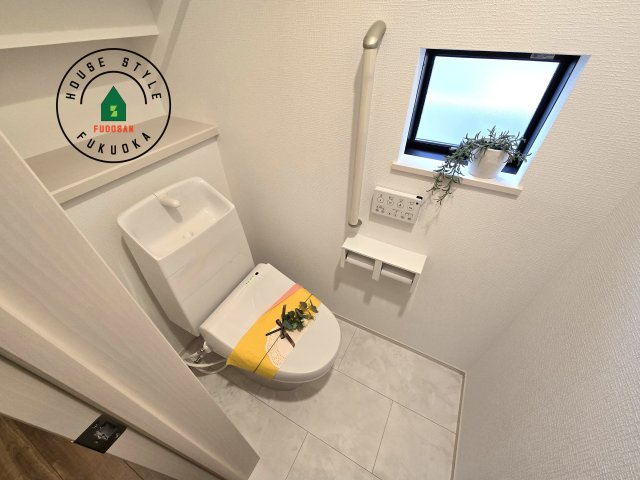 福岡市東区香住ケ丘5丁目第1-6棟（E号棟）の内観：施工例|温水洗浄便座を完備しております。2ヶ所にトイレがあるのは朝の慌ただしい時間も安心です。