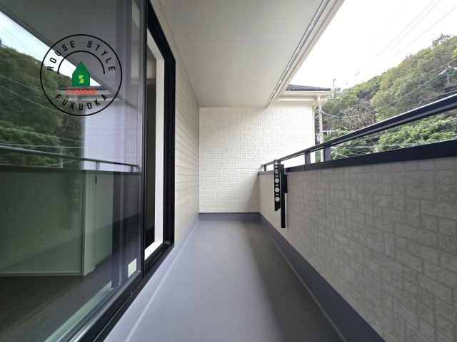 福岡市東区香住ケ丘5丁目第1-6棟（E号棟）の外観：施工例|風をしっかりと感じられるバルコニーでは、毎日が洗濯日和です。広々としているので洗濯も楽しくなるでしょうし、気分転換にバルコニーからの眺めを楽しむのもいいでしょう。