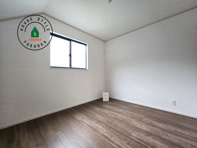 福岡市東区香住ケ丘5丁目第1-6棟（E号棟）の洋室|柔らかい陽光が差し込む明るいお部屋を演出する設計。彩光の取れる窓が気持ちの良いお部屋を創り上げます。