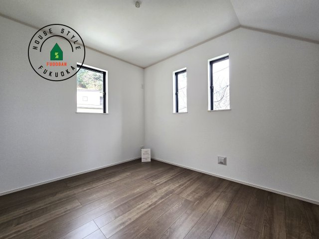 福岡市東区香住ケ丘5丁目第1-6棟（E号棟）の内観：施工例|穏やかな光が差し込む室内には、穏やかな時間が流れます。