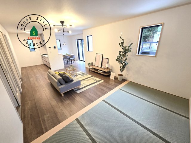 福岡市東区香住ケ丘5丁目第1-6棟（E号棟）の居間・リビング|明るく開放的なリビングダイニングは豊かな陽光が注ぎ込み、やすらぎの空間を演出してくれます。ご家族で楽しいひとときをお過ごし下さい。※家具はCGを合成したものです。