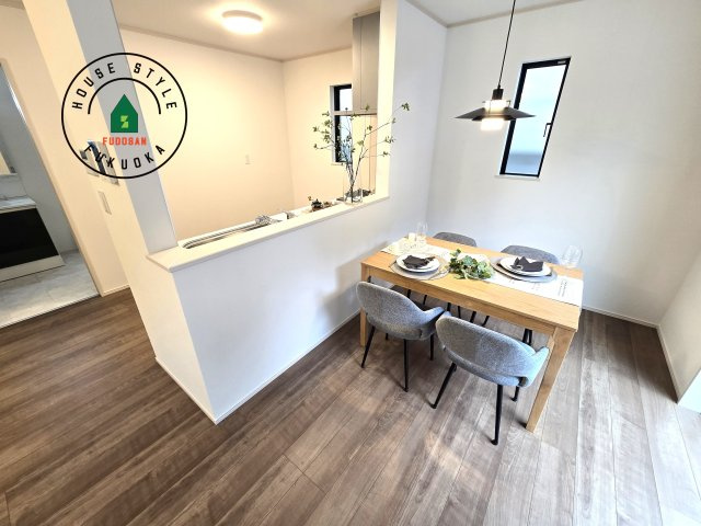 福岡市東区香住ケ丘5丁目第1-6棟（E号棟）のダイニング|キッチンから立ち込める香りが今日の料理を期待させます。