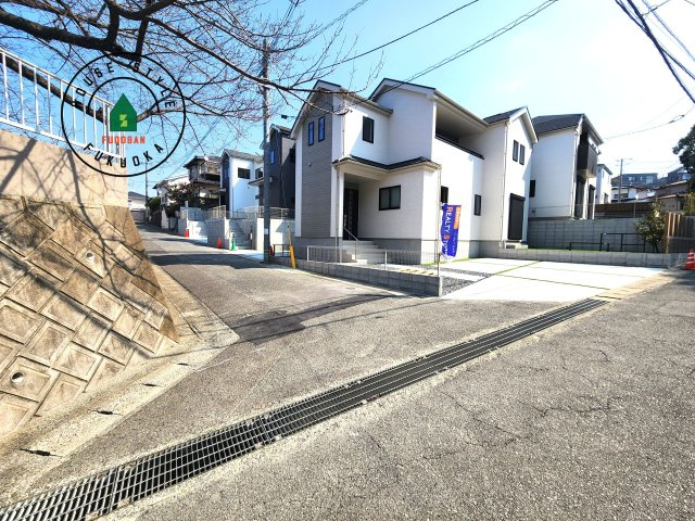 福岡市東区香住ケ丘5丁目第1-6棟（E号棟）の前面道路含む現地写真|見学の時間などお気軽にお問い合わせ下さい。