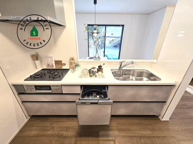 福岡市東区香住ケ丘5丁目第1-6棟（E号棟）の内観：施工例|ご家族を近くに感じられる対面キッチンのLDK。会話もはずみそうですね。