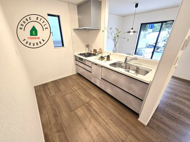 福岡市東区香住ケ丘5丁目第1-6棟（E号棟）の内観：施工例|ダイニングテーブルへの配膳がラクラク、お料理はかどるカウンター付きシステムキッチン！