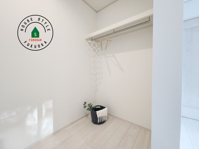 福岡市東区香住ケ丘5丁目第1-6棟（F号棟）の内観：施工例|洋服や大きな荷物が多い方や人数の多いご家族などは、一般的なクローゼットよりもウォークインクローゼットのほうが使い勝手が良いです。