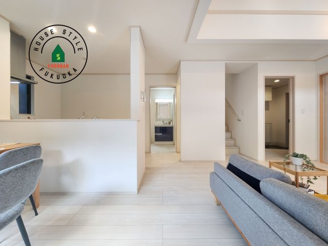 福岡市東区香住ケ丘5丁目第1-6棟（F号棟）の内観：施工例|キッチンからリビングをしっかり確認できます。家族の笑顔があふれる空間になりそうですね。同社