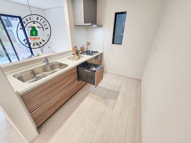 福岡市東区香住ケ丘5丁目第1-6棟（F号棟）の内観：施工例|ダイニングテーブルへの配膳がラクラク、お料理はかどるカウンター付きシステムキッチン！