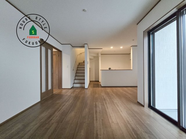 福岡市南区井尻3丁目第1-2棟（A号棟）の居間・リビング|キッチンからリビングをしっかり確認できます。家族の笑顔があふれる空間になりそうですね。同社