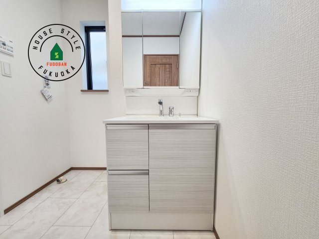 福岡市南区五十川2丁目第2-5棟（C号棟）の独立洗面台|毎日使うものだから清潔な空間を保ちたい水回り。洗面にはそんな願いを解消させてくれる収納アイデアが満載です。三面鏡の裏側にはキャビネットが現れ小物から背の高い物まで収納できます。