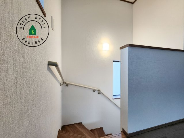 福岡市南区五十川2丁目第2-5棟（C号棟）の内装|＜手すり付階段＞手すりがないと階段の昇り降りで危険なことはもちろん、壁に手をつきながら歩くことで壁紙が汚れやすくなります。すべての方に快適に昇り降りしていただくため、手すりを設置しました。