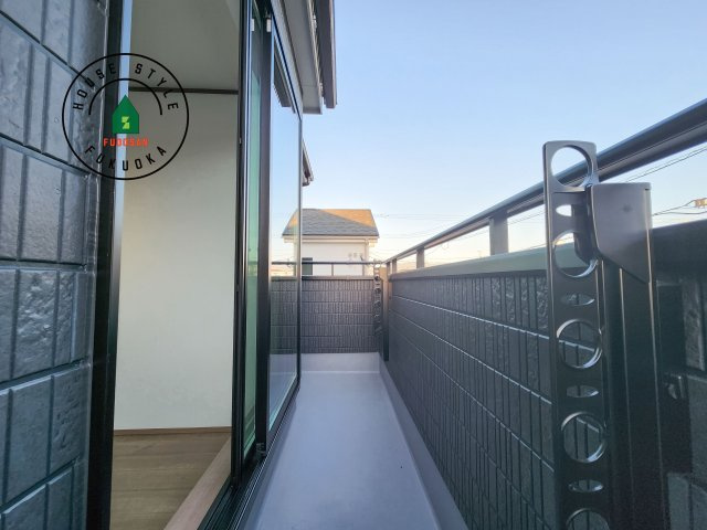 福岡市南区五十川2丁目第2-5棟（C号棟）のバルコニー|風をしっかりと感じられるバルコニーでは、毎日が洗濯日和です。広々としているので洗濯も楽しくなるでしょうし、気分転換にバルコニーからの眺めを楽しむのもいいでしょう。