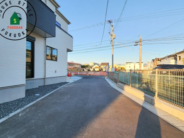 福岡市南区五十川2丁目第2-5棟（C号棟）の前面道路含む現地写真|前面道路は閑静な住宅地をはしる車通りの少ない道路。お車の出し入れが苦手なママや小さなお子様にも安心ですね。しっかり舗装もされているので、ベビーカーや自転車で通っても快適に通行できます。