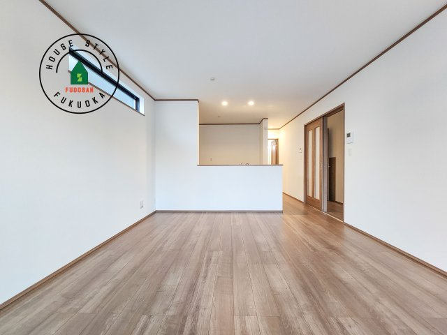 福岡市南区五十川2丁目第2-5棟（C号棟）の居間・リビング|キッチンからリビングをしっかり確認できます。家族の笑顔があふれる空間になりそうですね。同社