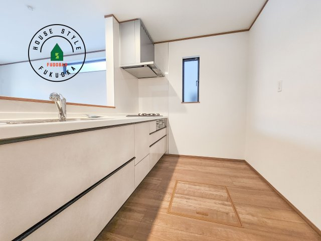 福岡市南区五十川2丁目第2-5棟（C号棟）のキッチン|ダイニングテーブルへの配膳がラクラク、お料理はかどるカウンター付きシステムキッチン！