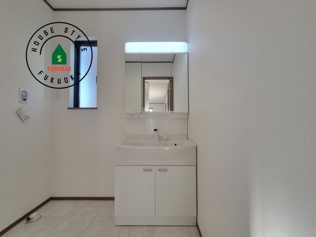 福岡市早良区重留4丁目第1-4棟（C号棟）の独立洗面台|毎日使うものだから清潔な空間を保ちたい水回り。洗面にはそんな願いを解消させてくれる収納アイデアが満載です。三面鏡の裏側にはキャビネットが現れ小物から背の高い物まで収納できます。