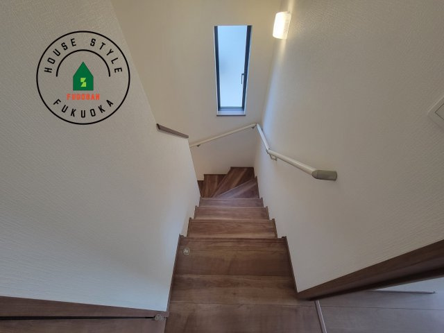 福岡市早良区重留4丁目第1-4棟（C号棟）の内装|＜手すり付階段＞手すりがないと階段の昇り降りで危険なことはもちろん、壁に手をつきながら歩くことで壁紙が汚れやすくなります。すべての方に快適に昇り降りしていただくため、手すりを設置しました。