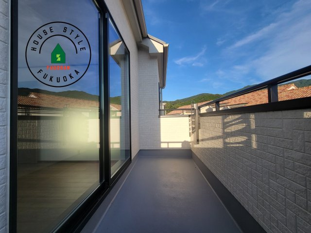 福岡市早良区重留4丁目第1-4棟（C号棟）のバルコニー|風をしっかりと感じられるバルコニーでは、毎日が洗濯日和です。広々としているので洗濯も楽しくなるでしょうし、気分転換にバルコニーからの眺めを楽しむのもいいでしょう。