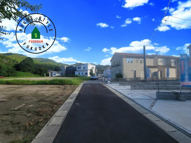 福岡市早良区重留4丁目第1-4棟（C号棟）の前面道路含む現地写真|前面道路は閑静な住宅地をはしる車通りの少ない道路。お車の出し入れが苦手なママや小さなお子様にも安心ですね。しっかり舗装もされているので、ベビーカーや自転車で通っても快適に通行できます。