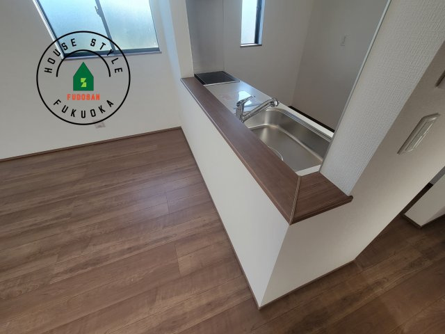 福岡市早良区重留4丁目第1-4棟（C号棟）のダイニング|キッチンから立ち込める香りが今日の料理を期待させます。