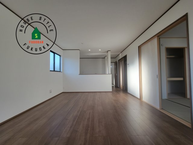 福岡市早良区重留4丁目第1-4棟（C号棟）の居間・リビング|キッチンからリビングをしっかり確認できます。家族の笑顔があふれる空間になりそうですね。同社