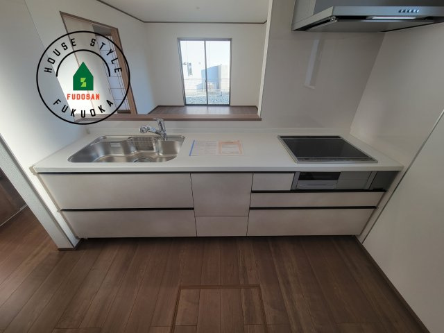 福岡市早良区重留4丁目第1-4棟（C号棟）のキッチン|ご家族を近くに感じられる対面キッチンのLDK。会話もはずみそうですね。