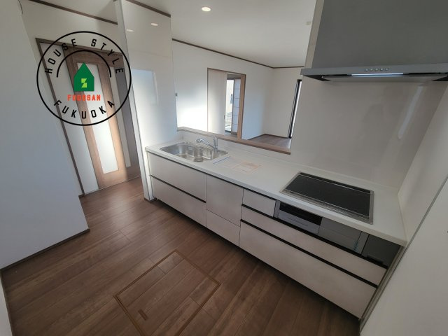 福岡市早良区重留4丁目第1-4棟（C号棟）のキッチン|ダイニングテーブルへの配膳がラクラク、お料理はかどるカウンター付きシステムキッチン！