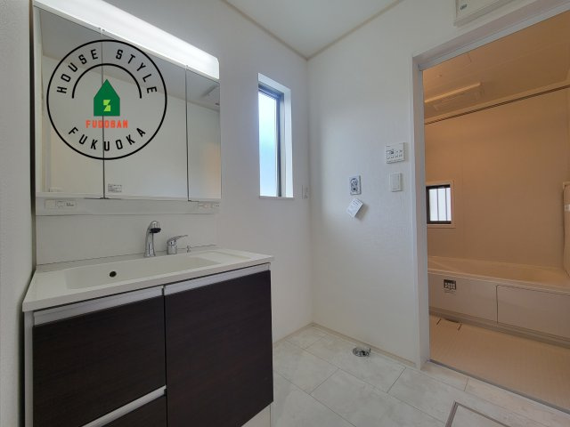 福岡市早良区有田4丁目第1-4棟（B号棟）の脱衣所|ゆとりの洗面スペースで朝の身支度もスムーズに。暮らしを快適に変えるシャワー付洗面台です！