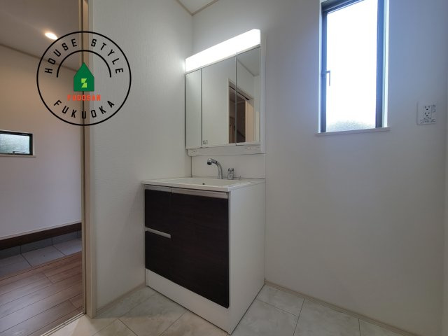 福岡市早良区有田4丁目第1-4棟（B号棟）の独立洗面台|毎日使うものだから清潔な空間を保ちたい水回り。洗面にはそんな願いを解消させてくれる収納アイデアが満載です。三面鏡の裏側にはキャビネットが現れ小物から背の高い物まで収納できます。