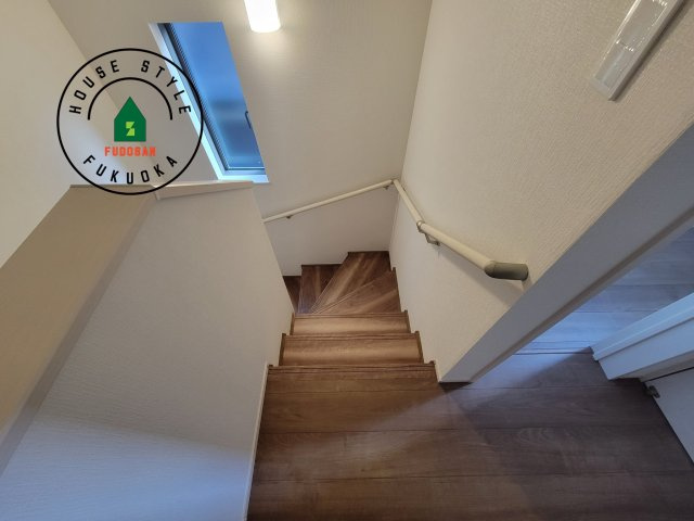 福岡市早良区有田4丁目第1-4棟（B号棟）の内装|＜手すり付階段＞手すりがないと階段の昇り降りで危険なことはもちろん、壁に手をつきながら歩くことで壁紙が汚れやすくなります。すべての方に快適に昇り降りしていただくため、手すりを設置しました。