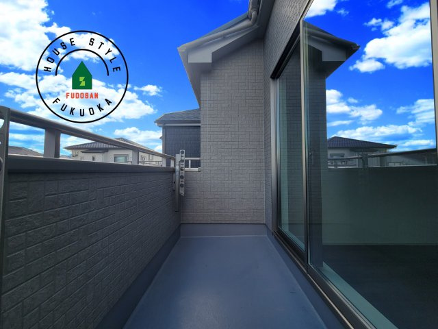 福岡市早良区有田4丁目第1-4棟（B号棟）のバルコニー|風をしっかりと感じられるバルコニーでは、毎日が洗濯日和です。広々としているので洗濯も楽しくなるでしょうし、気分転換にバルコニーからの眺めを楽しむのもいいでしょう。