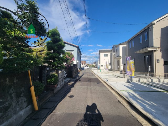 福岡市早良区有田4丁目第1-4棟（B号棟）の前面道路含む現地写真|前面道路は閑静な住宅地をはしる車通りの少ない道路。お車の出し入れが苦手なママや小さなお子様にも安心ですね。しっかり舗装もされているので、ベビーカーや自転車で通っても快適に通行できます。