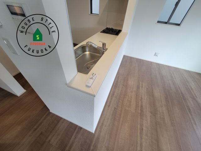 福岡市早良区有田4丁目第1-4棟（B号棟）のダイニング|キッチンから立ち込める香りが今日の料理を期待させます。