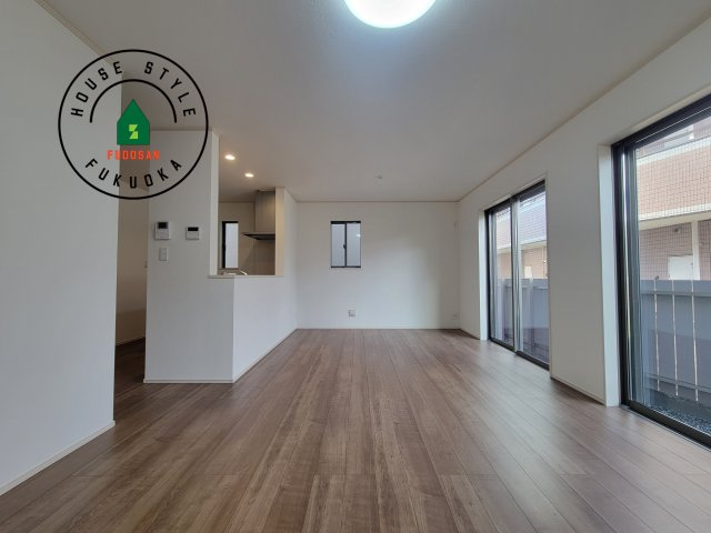 福岡市早良区有田4丁目第1-4棟（B号棟）の居間・リビング|キッチンからリビングをしっかり確認できます。家族の笑顔があふれる空間になりそうですね。同社