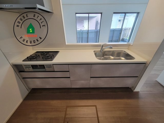 福岡市早良区有田4丁目第1-4棟（B号棟）のキッチン|ご家族を近くに感じられる対面キッチンのLDK。会話もはずみそうですね。
