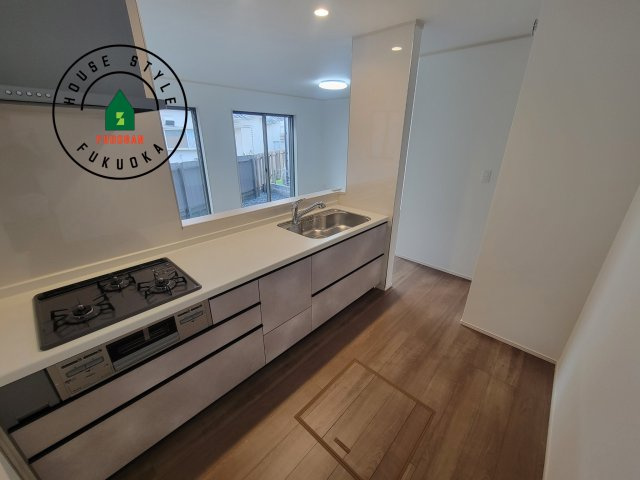 福岡市早良区有田4丁目第1-4棟（B号棟）のキッチン|ダイニングテーブルへの配膳がラクラク、お料理はかどるカウンター付きシステムキッチン！